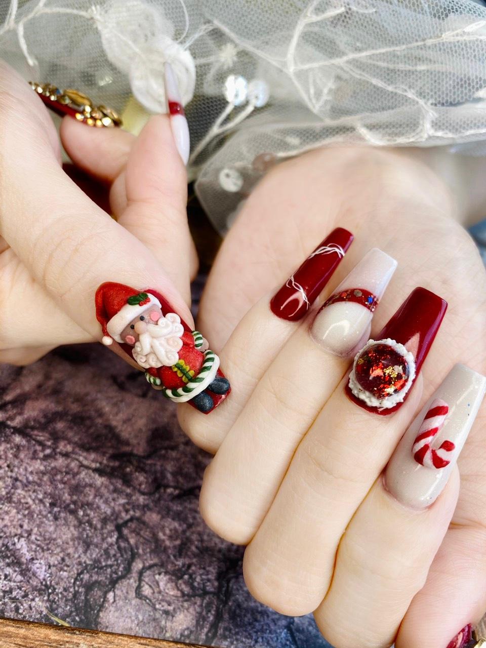 Nail giả Noel: Chúc mừng Giáng Sinh! Hãy làm mới những phong cách truyền thống với những thiết kế Nail giả Noel đầy phong cách. Từ mũi nhọn của chúng tôi đến mũi tên đầy sai lầm, chúng tôi cung cấp cho bạn những lựa chọn thiết kế tuyệt vời nhất để đón mùa lễ hội này. Hãy trổ tài và thể hiện sự sáng tạo của bạn với Nail giả Noel đặc biệt này!