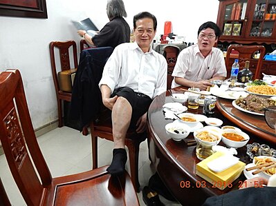 Đồng ch 3 X v chiếc bnh xịt gy t